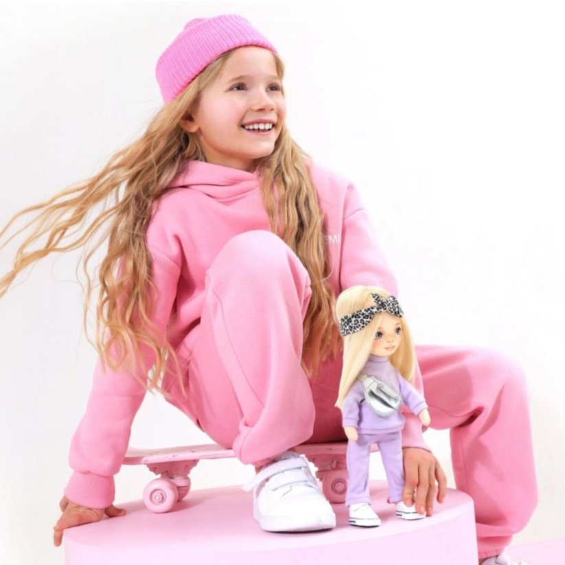 Látková panenka Orange Toys - Sweet Sisters Mia - Purple Tracksuit