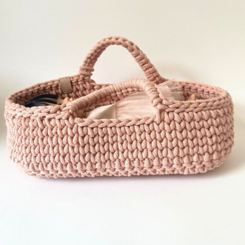 Pletený košík pro panenku By Loli - Růžový 38 cm
