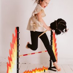 Ohnivá překážková tyč By Astrup - Hobby Horse Fire Jumping Fence